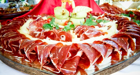 Tavernan Galinac är känd för sin prsut av hög kvalitet och det öppna köket.
